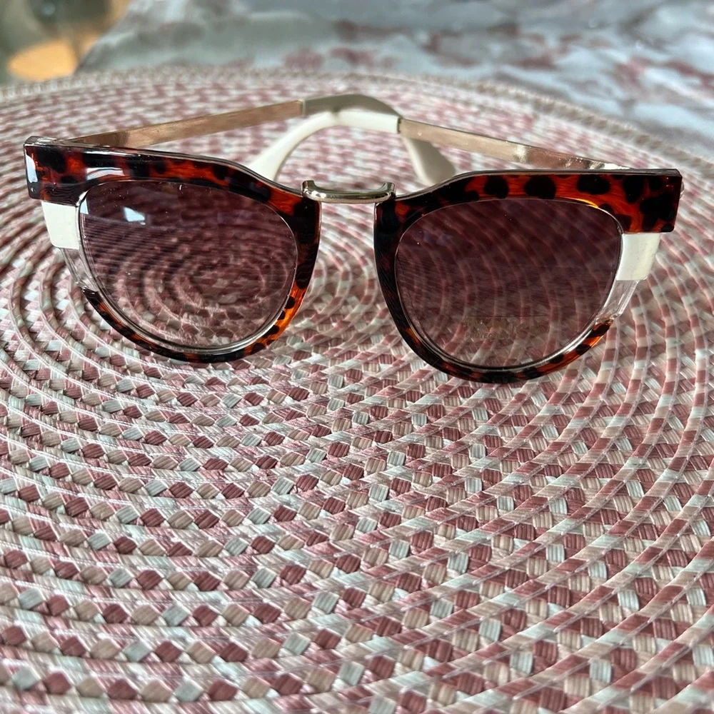 Chic Tortoiseshell Sunglasses with Cream Details